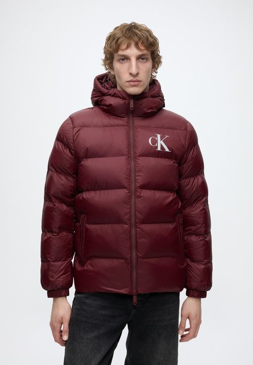 LIGHTWEIGHT MONOGRAM HOODED PUFFER JACKET - Geacă de iarnă - merlot
