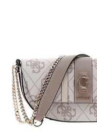 Bolso bandolera de Guess en gris y beige con cadena y correa de cuero, patrón de monograma y logo metálico de Guess en la solapa frontal.