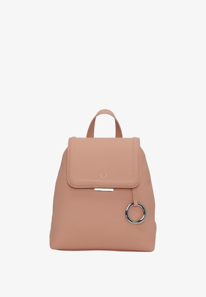 Sac à dos en simili cuir rose avec une fermeture à rabat, accents en métal argenté, un détail en forme d'anneau circulaire et une poignée supérieure pour le transport.