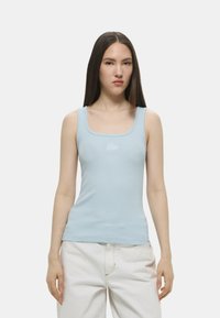 Top in cotone blu chiaro a costine con scollo a quadrato e dettagli logo bianchi, design aderente e spalline spesse.