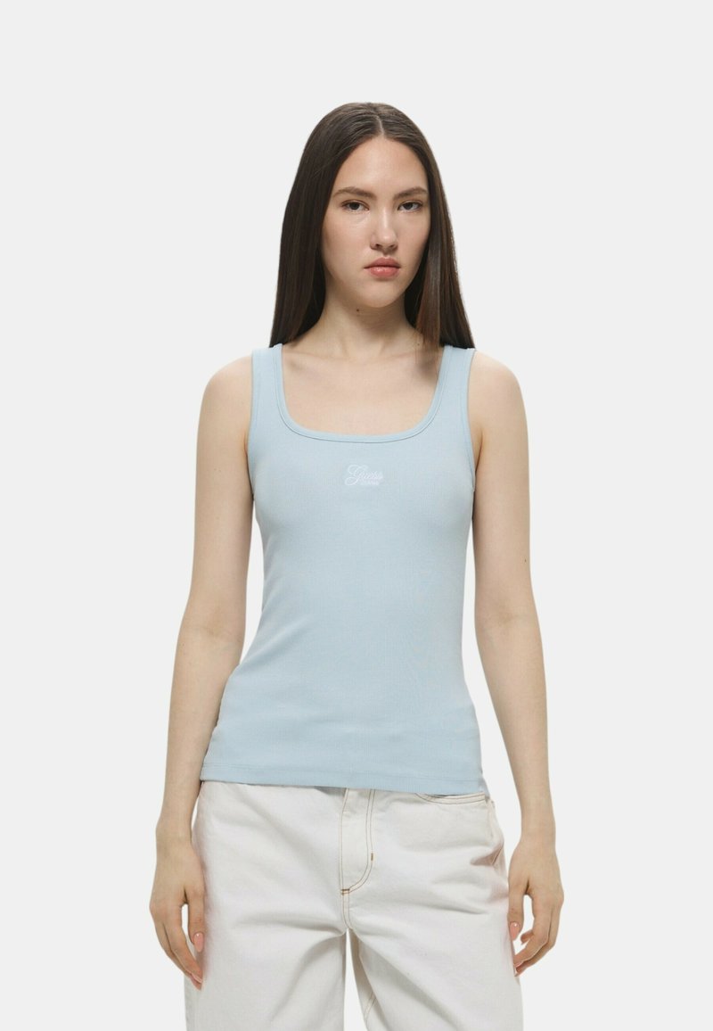 Top in cotone blu chiaro a costine con scollo a quadrato e dettagli logo bianchi, design aderente e spalline spesse.