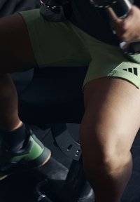 adidas Performance Pantalón corto de deporte - semi green spark