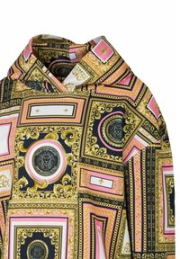 Kapuzensweatshirt aus glattem Stoff, mit einem auffälligen Muster aus Gold, Pink und Schwarz, verziert mit filigranen Rahmen und Löwenmotiven.