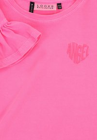 Roze katoenen T-shirt met een gerimpelde mouw, ronde hals en "ANGEL" in een lichtere roze kleur geborduurd op de voorkant. Glad textuur.