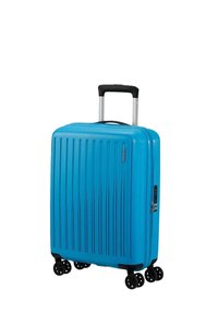 Valigia rigida blu con scanalature verticali, manico nero retrattile, quattro ruote girevoli e lucchetto a combinazione sul lato.