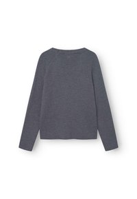 Szary sweter dzianinowy, długie rękawy, okrągły dekolt, prążkowana tekstura, jednolity kolor, płaskie tylne wykończenie bez widocznych zapięć lub wzorów.