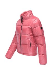 Różowa pikowana kurtka z wysokim kołnierzem, zamkiem z przodu, czarnymi akcentami i dwoma bocznymi kieszeniami. Posiada teksturowaną, błyszczącą powierzchnię.