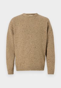 Maglione beige lavorato a maglia con un motivo testurizzato e macchie scure, scollatura rotonda e polsini e orlo a coste. Vestibilità e stile informale.