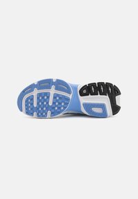 Sportschuhsohle aus blauem und schwarzem Gummi. Verfügt über ein strukturiertes Grip-Muster und Flexrillen für Flexibilität. Weiße Zwischensohle sorgt für Dämpfung.
