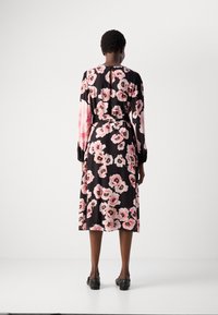 Vestido negro con flores, que presenta estampados en tonos rosas, mangas largas con detalles Gathered y un cinturón en la cintura. Tela suave, diseño a la altura de la rodilla.