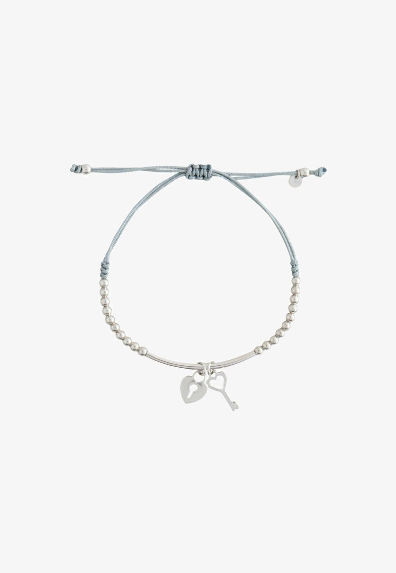 Állítható karkötő világoskék zsinórral, ezüst fém gyöngyökkel és két charm-mal: egy szív kulcslyukkal és egy kulccsal.