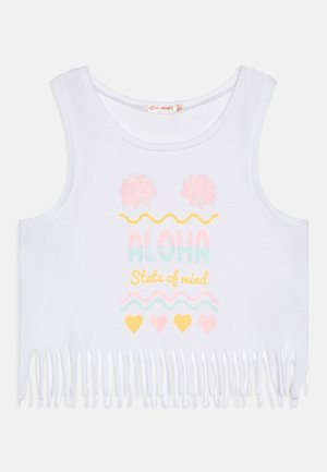 Hvid ærmeløs cropped top med frynser i kanten, dekoreret med muslinger, hjerter, bølger og tekst der siger "ALOHA State of mind" i pastelfarver.