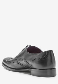 Next SIGNATURE ITALIAN WING CAP BROGUES WIDE FIT - Puošnūs suvarstomi batai - black