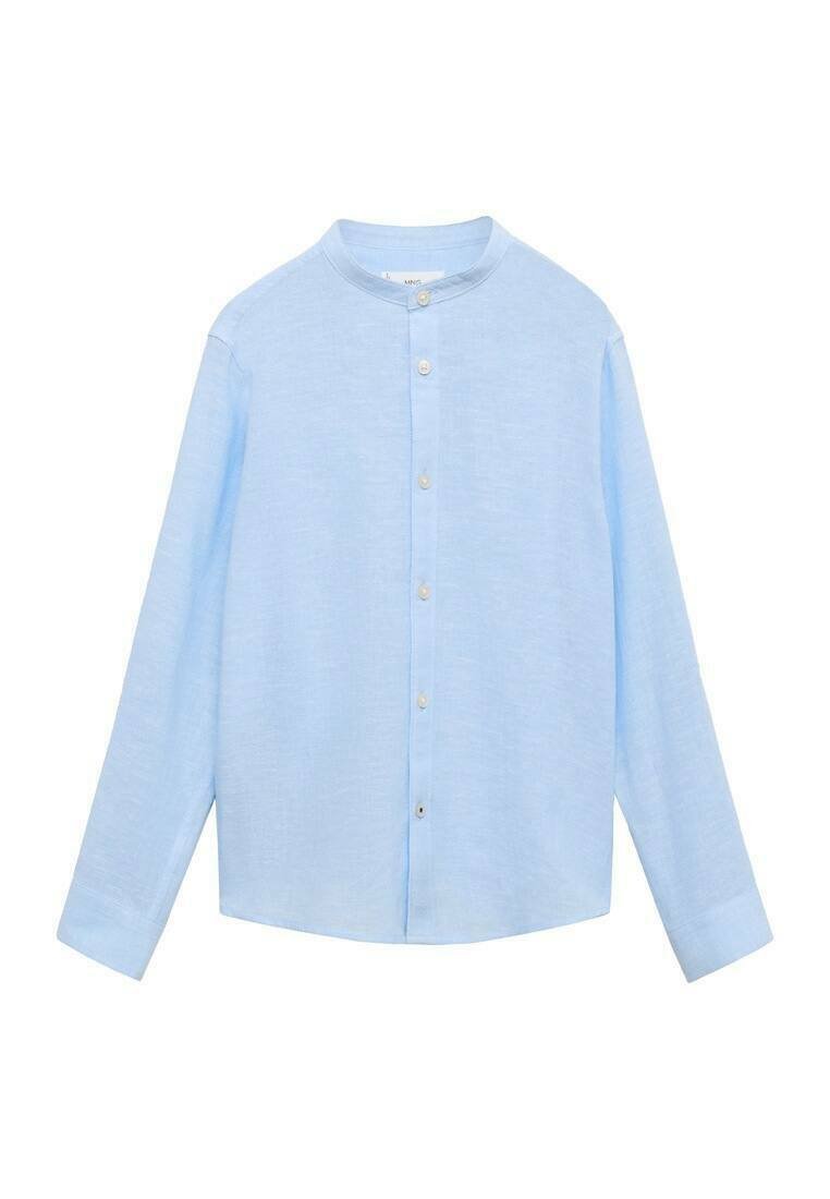 Camicia azzurra chiara in lino, con maniche lunghe, colletto rotondo e chiusura frontale a bottoni. Texture liscia e vestibilità rilassata.