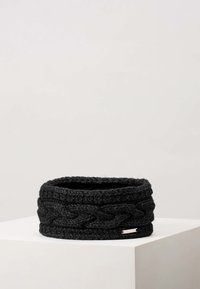 Czarna dziergana opaska na głowę o splocie warkocza, wykonana z grubej przędzy. Zawiera małą metalową metkę z nazwą marki.