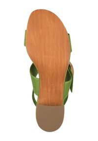 Sandalo in suede verde con suola in legno liscia. Taglia 37 indicata sulla soletta. Il design della fascia presenta lati aperti e una punta arrotondata.
