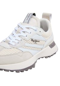 Baskets de couleur claire avec une tige en mesh respirant, des accents en daim, une semelle en caoutchouc texturé et des lacets blancs contrastants. Logo sur le côté.