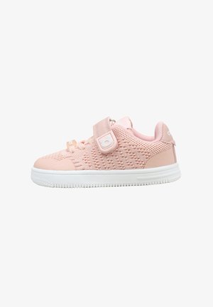 Zapatilla deportiva infantil rosa claro con tejido de malla, tira de velcro y suela de goma blanca, vista de lado sobre un fondo blanco.