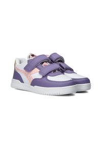 Sneaker viola e bianchi con cinturini in velcro, materiale sintetico, dettagli testurizzati e un pannello laterale decorato. Presenta una suola imbottita.