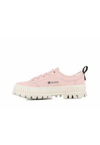 Zapatilla de lona rosa claro con una suela de goma blanca gruesa y texturizada, puntera redonda, parte frontal con cordones y una lengüeta negra en el talón.