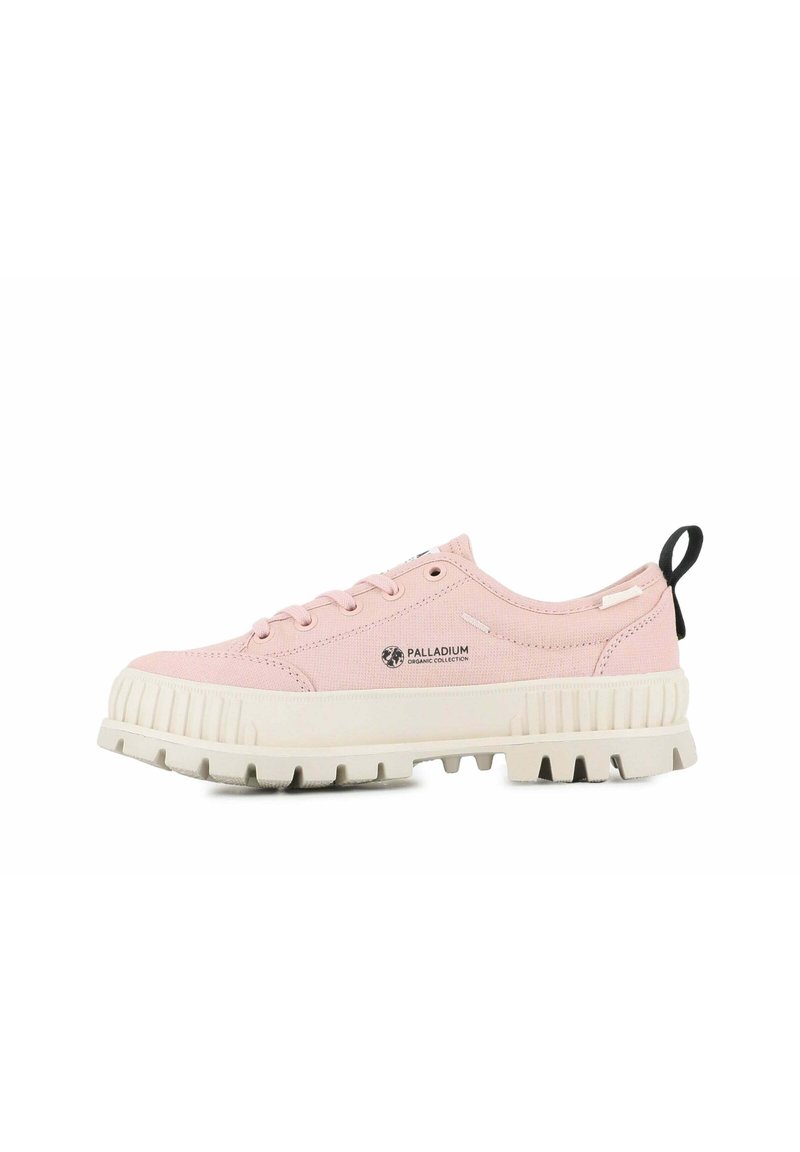 Zapatilla de lona rosa claro con una suela de goma blanca gruesa y texturizada, puntera redonda, parte frontal con cordones y una lengüeta negra en el talón.