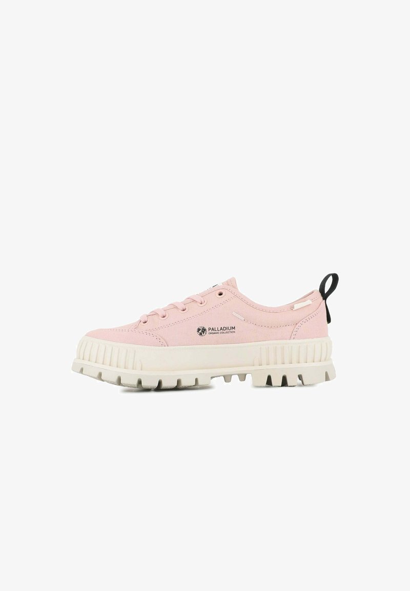 Zapatilla de lona rosa claro con una suela de goma blanca gruesa y texturizada, puntera redonda, parte frontal con cordones y una lengüeta negra en el talón.