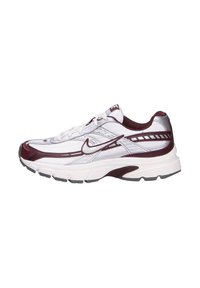 Zapatilla deportiva blanca con acentos en burdeos, que presenta una parte superior de malla, detalles reflectantes y un diseño de media suela acolchada.