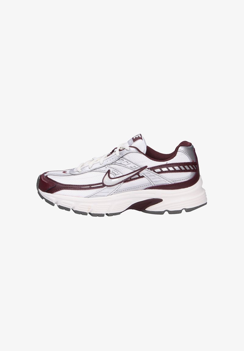 Zapatilla deportiva blanca con acentos en burdeos, que presenta una parte superior de malla, detalles reflectantes y un diseño de media suela acolchada.