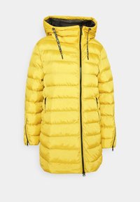 Chaqueta acolchada amarilla con capucha, cierre frontal con cremallera y bolsillos laterales. Presenta costuras horizontales y cordones negros en la capucha.