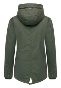 Giacca verde con cappuccio realizzata in un tessuto testurizzato, dalla forma affusolata, con cuciture in vista e dettagli con bottoni a pressione sui polsini e sull'orlo.