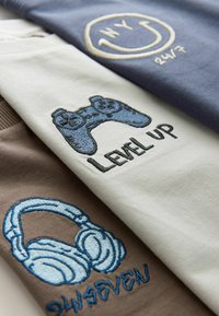 Unausgewählt, grey blue brown embroidery