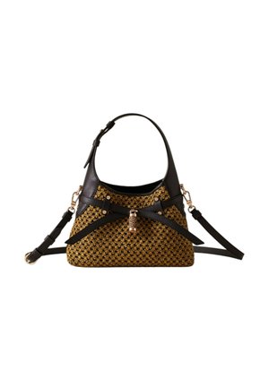 Piccola borsa a tracolla con cinghie in pelle nera, corpo intrecciato oro e nero e una fibbia decorativa dorata centrale.