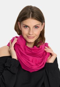 Fuksjowy szalik w nieskończoność, wykonany z miękkiego, lekkiego materiału, z marszczonym wzorem i gładką teksturą. Noszony na szyi.