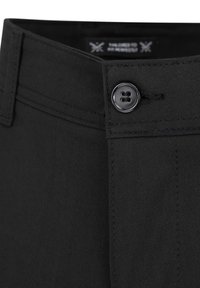 Czarne spodnie z materiału mają zapięcie na guzik i płaską, gładką powierzchnię. Pas posiada widoczne szwy oraz wszytą metkę wewnątrz.