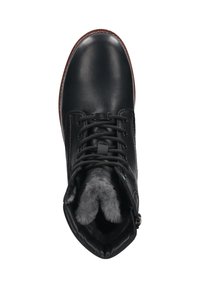 Schwarze Leder Schnürstiefel mit brauner Sohle und grauem Fellfutter, von oben gegen einen weißen Hintergrund betrachtet.