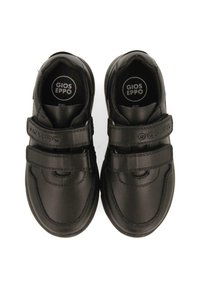 Chaussures en cuir noir avec des bandes Velcro, de forme arrondie, intérieur rembourré et semelles texturées ; marquées "Gios Eppo" à l'intérieur.