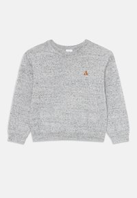 Grauer gestrickter Pullover mit Rundhals, langen Ärmeln und einem kleinen braunen Logo auf der Brust. Strukturierter Stoff mit einem Melange-Muster.