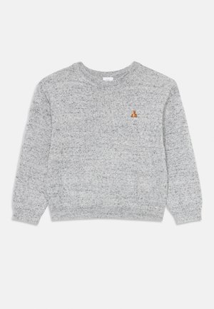 Grå strikket genser med rund hals, lange ermer og en liten brun logo på brystet. Strukturert stoff med heather-mønster.