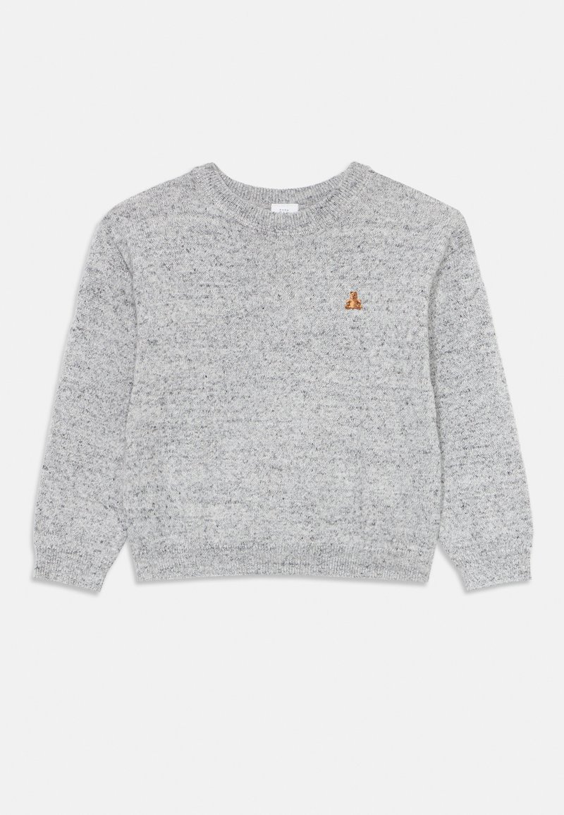 Grauer gestrickter Pullover mit Rundhals, langen Ärmeln und einem kleinen braunen Logo auf der Brust. Strukturierter Stoff mit einem Melange-Muster.