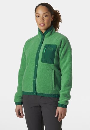 Groene fleecejack met een hoge kraag, knopen aan de voorkant en een contrasterende donkergroene borstzak. Geribbelde manchetten en onderrand. Zachte textuur.