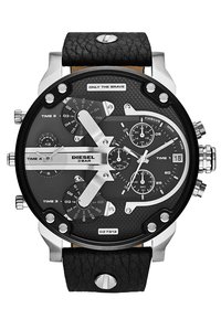 Orologio con cinturino in pelle nera, grande cassa rotonda in acciaio inossidabile, multiple sotto-quadranti e quadrante nero testurizzato. Presenta dettagli e funzioni in argento.