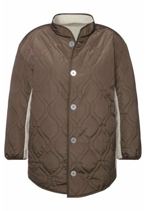 Chaqueta marrón acolchada con forro de sherpa, que cuenta con un cuello alto, botones plateados y bolsillos laterales. Textura suave y material duradero.