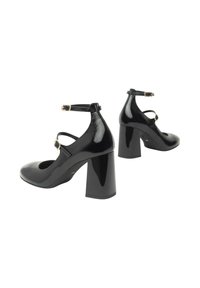 Scarpe con tacco alto in vernice nera, con cinturino alla caviglia e fibbia dorata, punta rotonda e tacco spesso, caratterizzate da una superficie liscia.