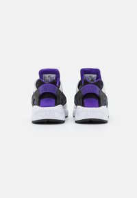 Nike Sportswear AIR HUARACHE - Sapatilhas - white/black/electro purple