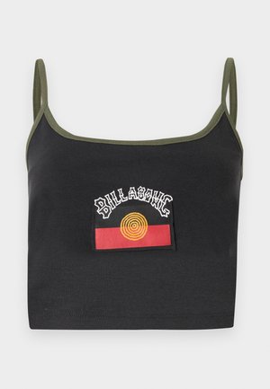 Top corto nero con rifiniture verde oliva e spalline sottili, caratterizzato da una toppa Billabong con motivo a spirale gialla e rettangolo rosso.