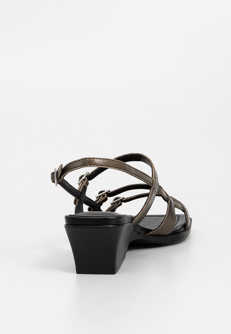 Sandales à talon en wedge brunes avec des brides entrecroisées et une finition texturée. Présentent une bride de cheville ajustable et un talon bas pour plus de stabilité.