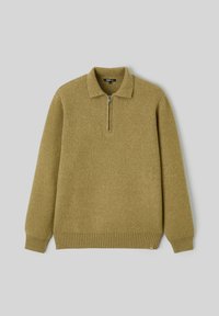 Pull en tricot vert olive avec col demi-fermeture éclair, manches longues, poignets et ourlet côtelés, présenté sur un fond gris clair.