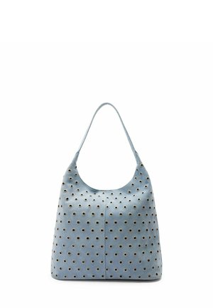 Lichtblauwe suède handtas met een enkele schouderriem, versierd met gelijkmatig verdeelde ronde metalen oogjes over het oppervlak.
