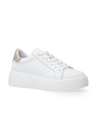 Weiße Leder-Sneaker mit einer strukturierten Plateausohle und einem metallischen Goldakzent an der Ferse. Mit flachen Schnürsenkeln und minimalen Nähten.