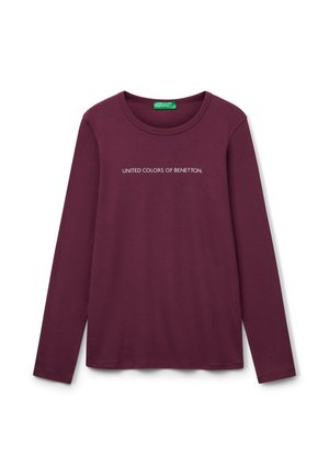 Długi rękaw, koszulka z okrągłym dekoltem w ciemnofioletowym kolorze z napisem "UNITED COLORS OF BENETTON" w białym kolorze na przedzie.